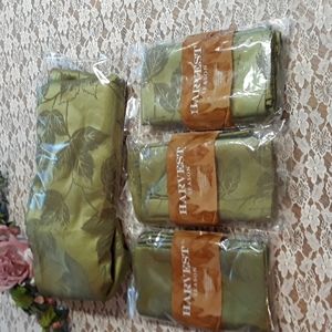 Nwt Harvest season tablecloth and napkin set